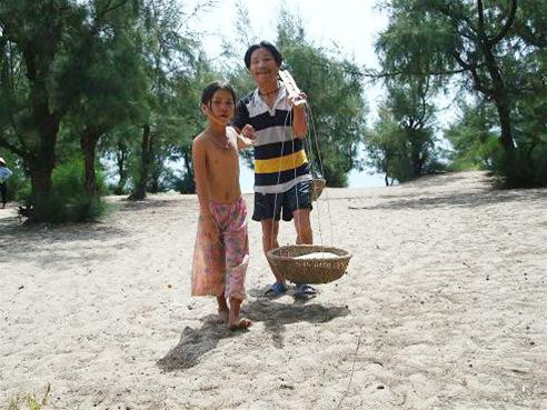 Cha con anh Miểu mù gánh cát kiếm tiền mua gạo - Ảnh: Minh Châu