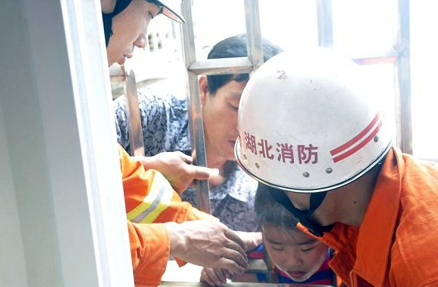 Cô bé đã gào khóc sau khi bị mắc kẹt