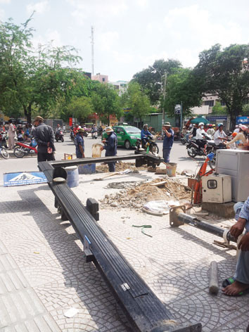 Tốn cả nghìn tỷ đồng đầu tư xây dựng..., nhưng người dân vẫn bất an với nhiều công trình công cộng. Ảnh: Quang Minh