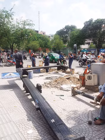 Tốn cả nghìn tỷ đồng đầu tư xây dựng..., nhưng người dân vẫn bất an với nhiều công trình công cộng. Ảnh: Quang Minh