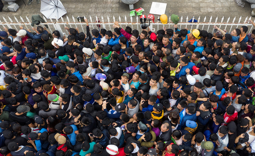 Trèo rào cao, chen nhau méo mặt để săn vé AFF Cup ở Hà Nội ảnh 19