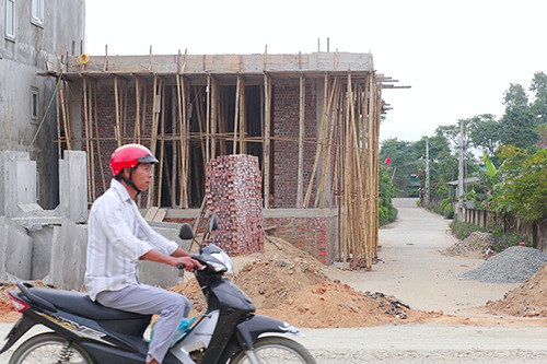 Bí thư xã bị yêu cầu tháo dỡ mái nhà vì xây lấn đường ảnh 1