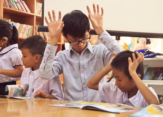 8x khiếm thính bỏ ước mơ riêng để chăm lo cho những đứa trẻ cùng cảnh ảnh 3