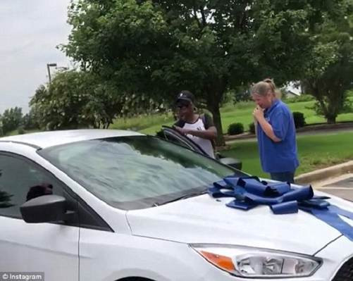 Phụ huynh tặng cô giáo của con chiếc xe ô tô trị giá 420 triệu đồng ảnh 1