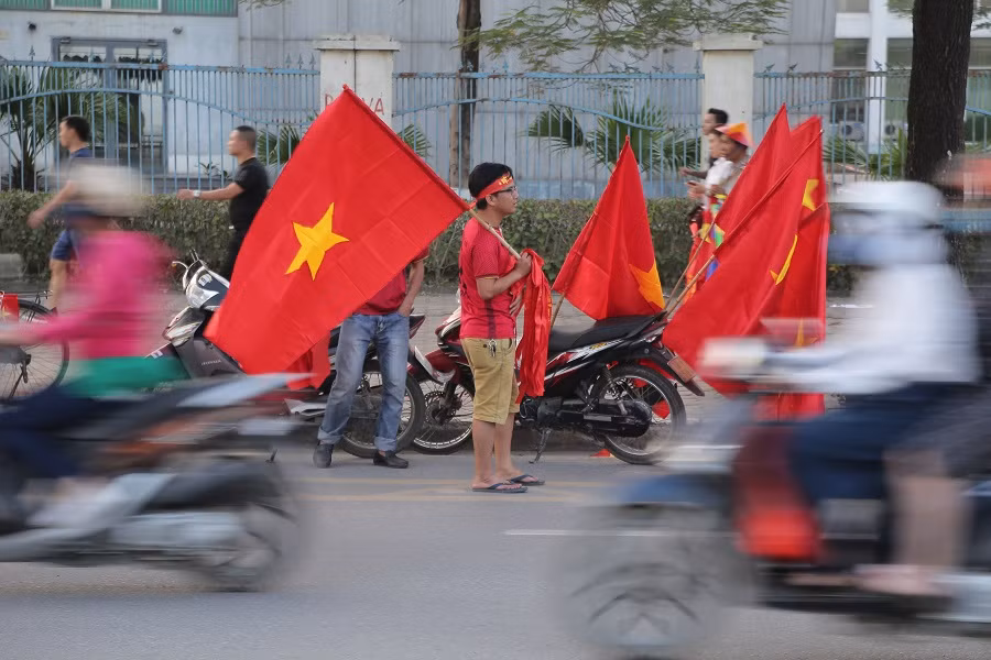 Mới nhất từ Mỹ Đình: CĐV đốt pháo sáng liên tục, phe vé vẫn hét giá ảnh 14