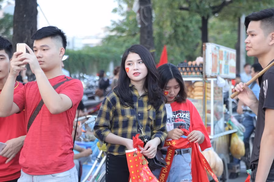 Mới nhất từ Mỹ Đình: CĐV đốt pháo sáng liên tục, phe vé vẫn hét giá ảnh 10