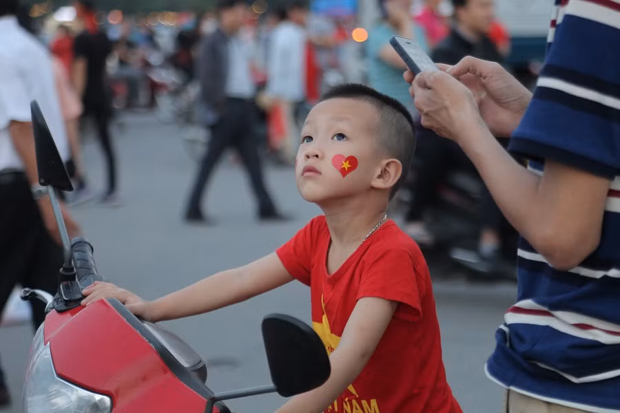 Mới nhất từ Mỹ Đình: CĐV đốt pháo sáng liên tục, phe vé vẫn hét giá ảnh 13