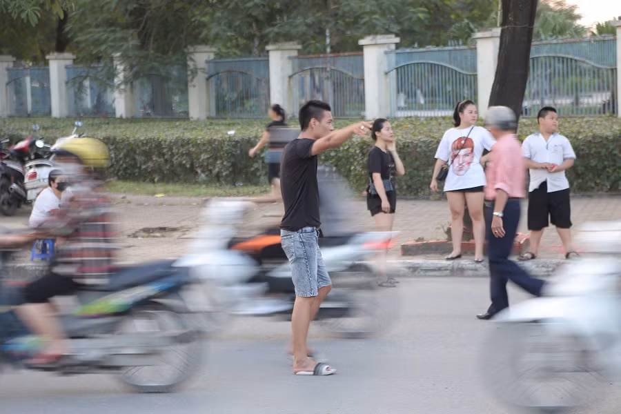 Mới nhất từ Mỹ Đình: CĐV đốt pháo sáng liên tục, phe vé vẫn hét giá ảnh 15