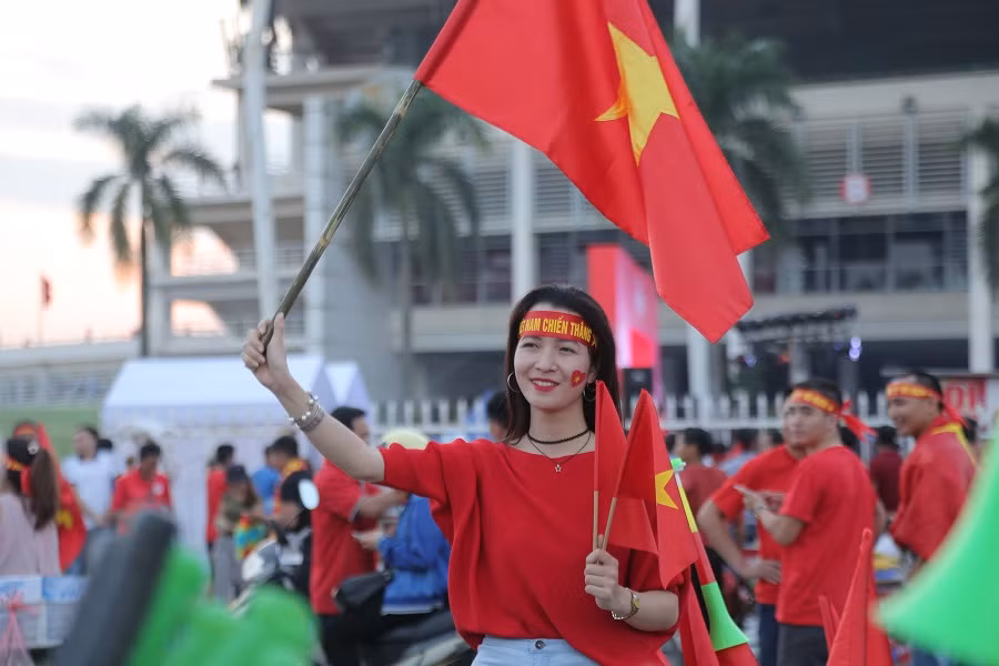 Mới nhất từ Mỹ Đình: CĐV đốt pháo sáng liên tục, phe vé vẫn hét giá ảnh 11