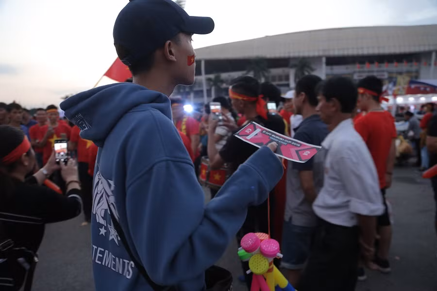 Mới nhất từ Mỹ Đình: CĐV đốt pháo sáng liên tục, phe vé vẫn hét giá ảnh 16