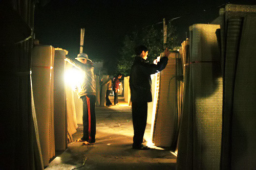 Người bán dựng chiếu đứng, xếp thành những hàng thẳng, để lối đi ở giữa chờ người mua tới xem chiếu