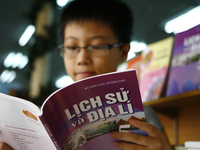 GS Phan Huy Lê cho rằng, SGK Lịch sử - Địa lý thiếu thông tin cập nhật. Ảnh: Hồng Vĩnh