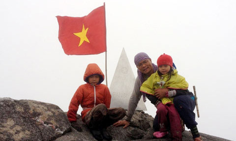 Ba cha con anh Cường, bé Khánh 8 tuổi và bé Linh 5 tuổi tới đỉnh Fanxipan lúc 3 giờ chiều ngày 9/7/2013.