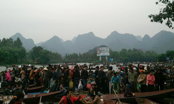 Bến đò nhộn nhịp người đi lễ từ sáng sớm. Bến đò nhộn nhịp người đi lễ từ sáng sớm