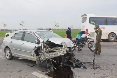 Xe con nát bét đầu sau cú tông ngang xe khách ảnh 2