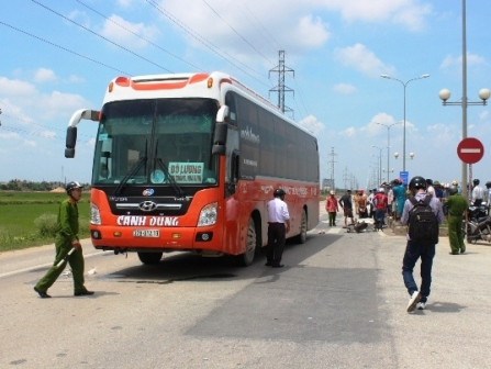 Xe con nát bét đầu sau cú tông ngang xe khách ảnh 5