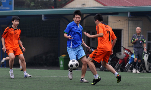 Tiền Phong (áo xanh) - BKAV (áo da cam) gặp nhau trong lượt trận thứ 2 tại vòng bảng