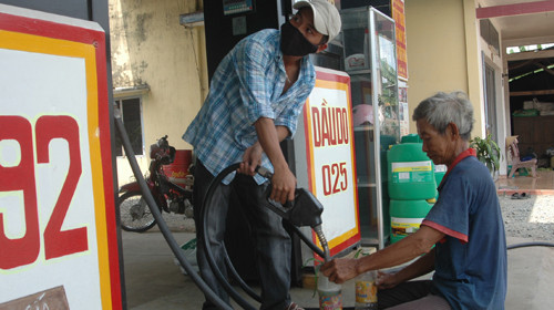 Nông dân xã Tân Hội, huyện Cai Lậy (Tiền Giang) mua xăng để bơm nước mỗi lần chỉ được 20.000 đồng (ảnh chụp trưa 2-5). Ảnh: T.Tú. Nông dân xã Tân Hội, huyện Cai Lậy (Tiền Giang) mua xăng để bơm nước mỗi lần chỉ được 20.000 đồng (ảnh chụp trưa 2-5). Ảnh: T.Tú