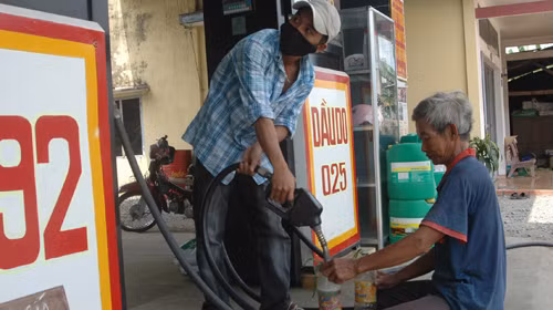 Nông dân xã Tân Hội, huyện Cai Lậy (Tiền Giang) mua xăng để bơm nước mỗi lần chỉ được 20.000 đồng (ảnh chụp trưa 2-5). Ảnh: T.Tú