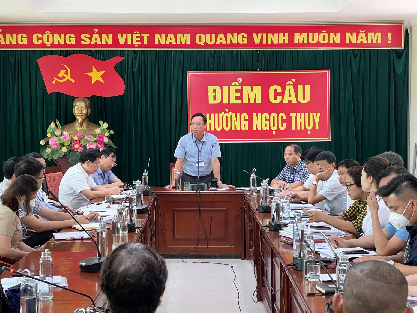 Phó Bí thư Quận ủy, Chủ tịch UBND quận Long Biên Nguyễn Mạnh Hà chủ trì cuộc họp về giải phóng mặt bằng ở phường Ngọc Thụy