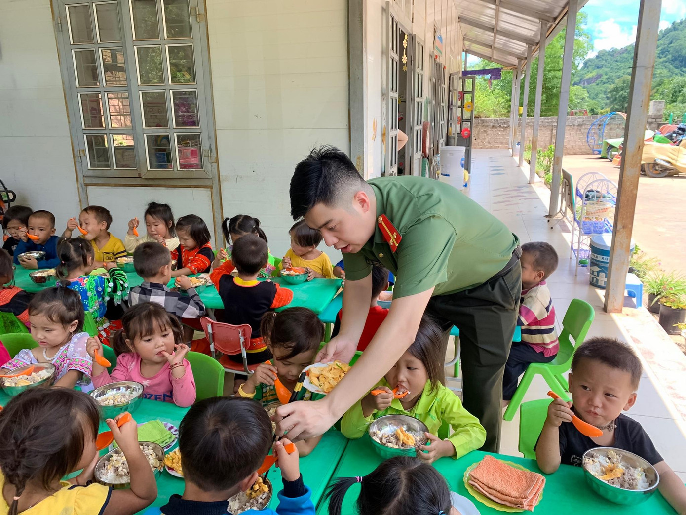 Niềm vui của những đứa trẻ vùng cao bên những bữa cơm trưa đầy đủ dinh dưỡng. Ảnh: NVCC