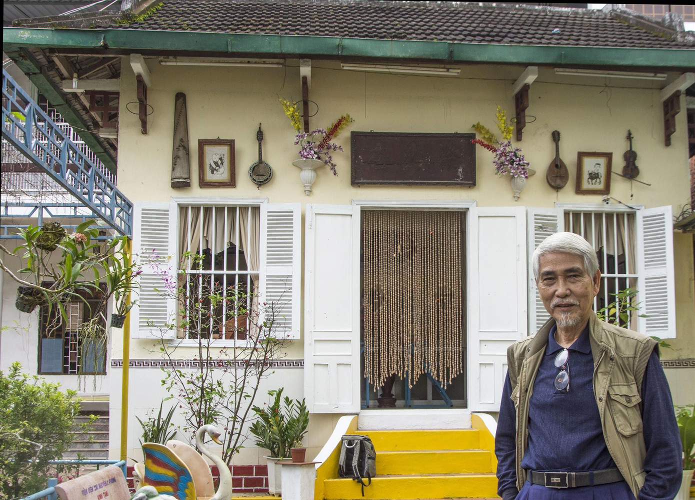 Khoảng sân mà ông Phước xin tách thửa có nhà thờ gia đình và 2 ngôi mộ. Ảnh: Thanh Trung