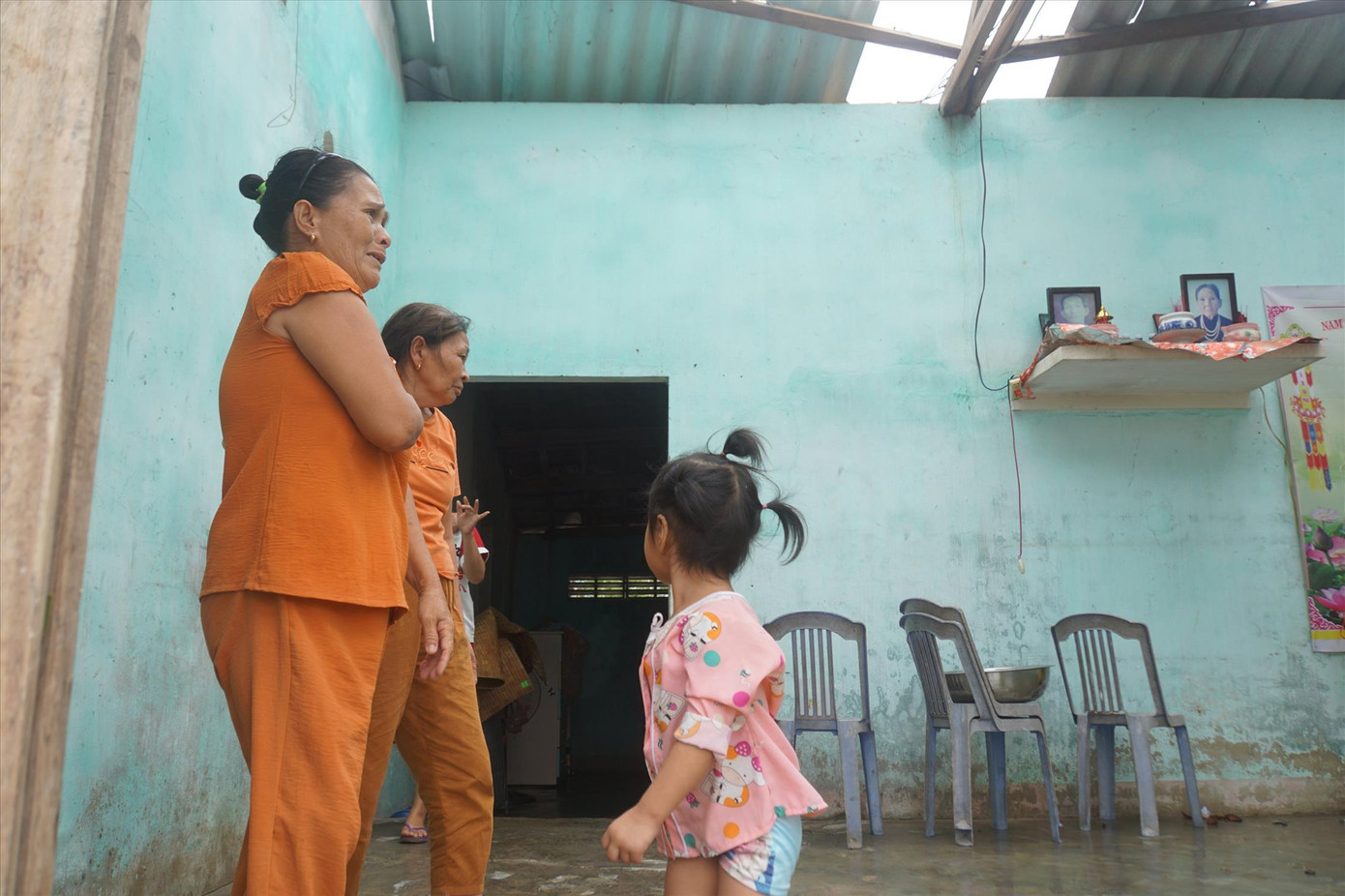 Gia đình bà Đinh Thị Giàu bị tốc mái nhà sau bão Gia đình bà Đinh Thị Giàu bị tốc mái nhà sau bão