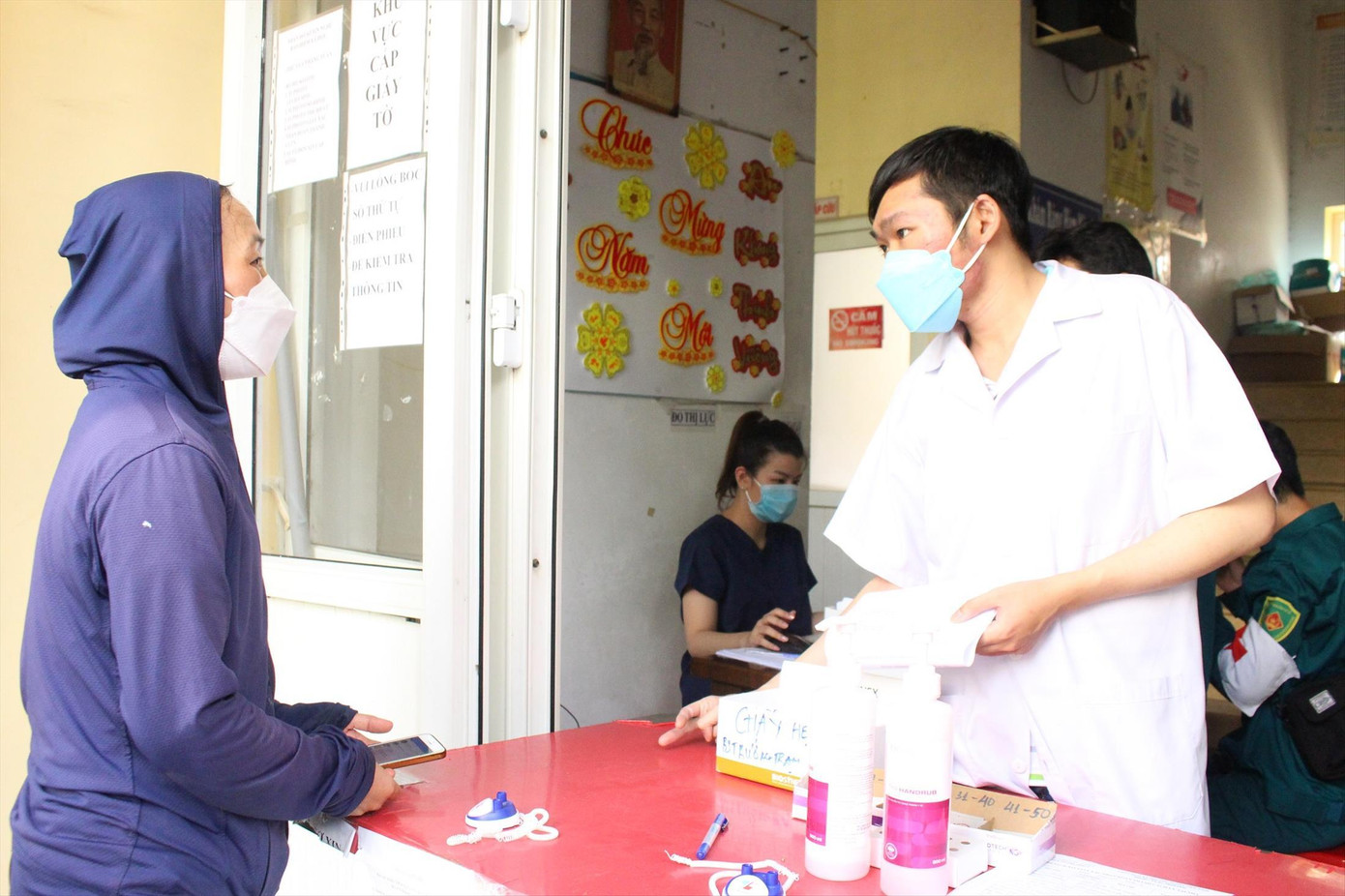 BS. Lê Thái Thiện Duy tình nguyện về trạm y tế phường 5, quận 8 thực hành