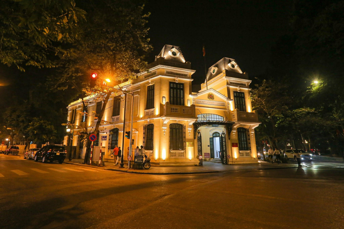 Sau tôn tạo, trùng tu, công trình trụ sở Công an quận Hoàn Kiếm nằm trên ngã 4 Lê Thái Tổ - Bà Triệu - Hàng Khay - Tràng Thi vẫn giữ được phong cách kiến trúc xây dựng từ cuối thế kỷ 19. Ảnh: Duy Phạm Sau tôn tạo, trùng tu, công trình trụ sở Công an quận Hoàn Kiếm nằm trên ngã 4 Lê Thái Tổ - Bà Triệu - Hàng Khay - Tràng Thi vẫn giữ được phong cách kiến trúc xây dựng từ cuối thế kỷ 19. Ảnh: Duy Phạm