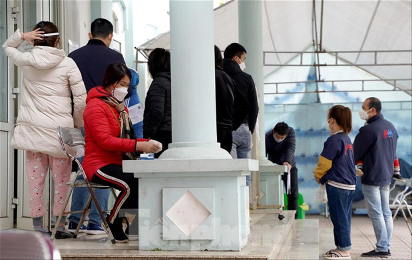 Người dân đến trạm y tế vào ngày 26/2. Ảnh: Nguyễn Trọng Tài