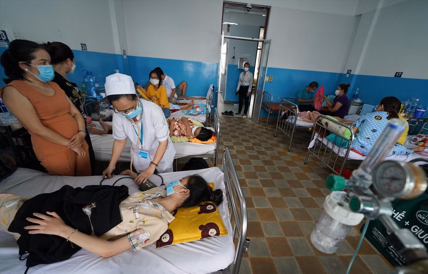 Dịch sốt xuất huyết tăng nhanh đang gây áp lực lên hệ thống điều trị. Ảnh: Phạm Nguyễn Dịch sốt xuất huyết tăng nhanh đang gây áp lực lên hệ thống điều trị. Ảnh: Phạm Nguyễn