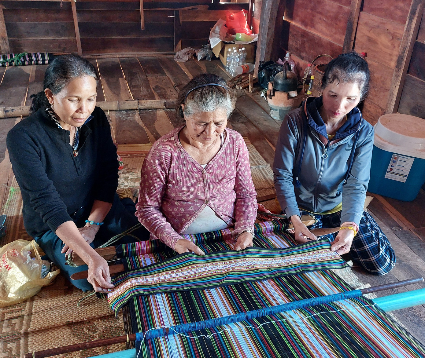 Bà H’Rưm (giữa) thành thục các kỹ thuật dệt Bà H’Rưm (giữa) thành thục các kỹ thuật dệt