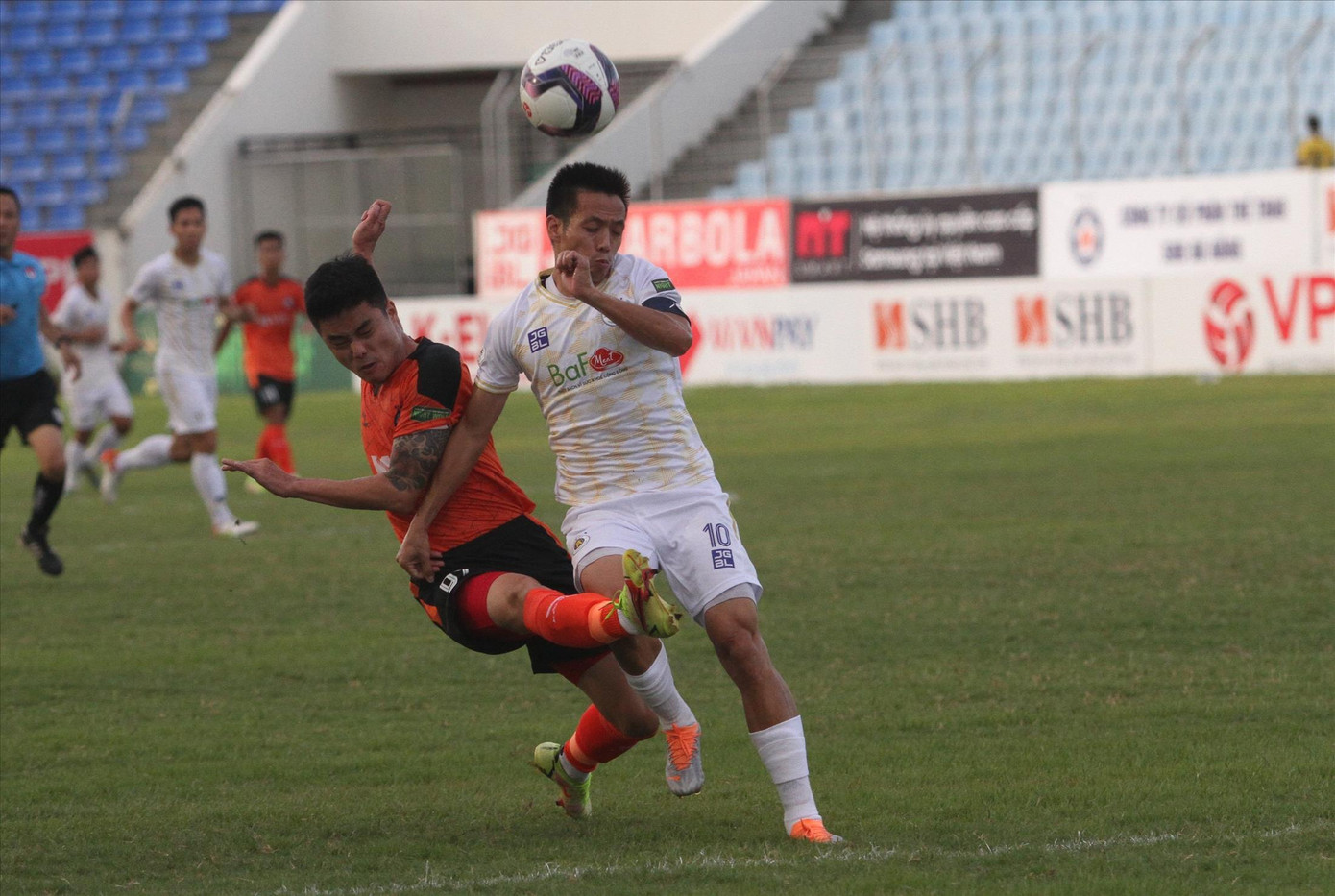 Văn Quyết và các đồng đội đang gặp nhiều khó khăn trong cuộc đua ở V-League 2022. Ảnh: Anh Tú