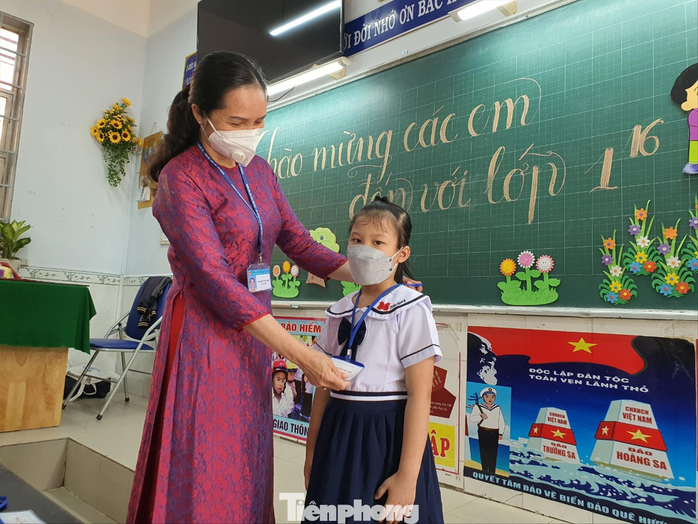 Học sinh lớp 1 Trường Tiểu học Lê Văn Thọ (quận 12, TPHCM) lần đầu được đến trường làm quen với bạn bè, cô giáo ngày 11/2 Học sinh lớp 1 Trường Tiểu học Lê Văn Thọ (quận 12, TPHCM) lần đầu được đến trường làm quen với bạn bè, cô giáo ngày 11/2