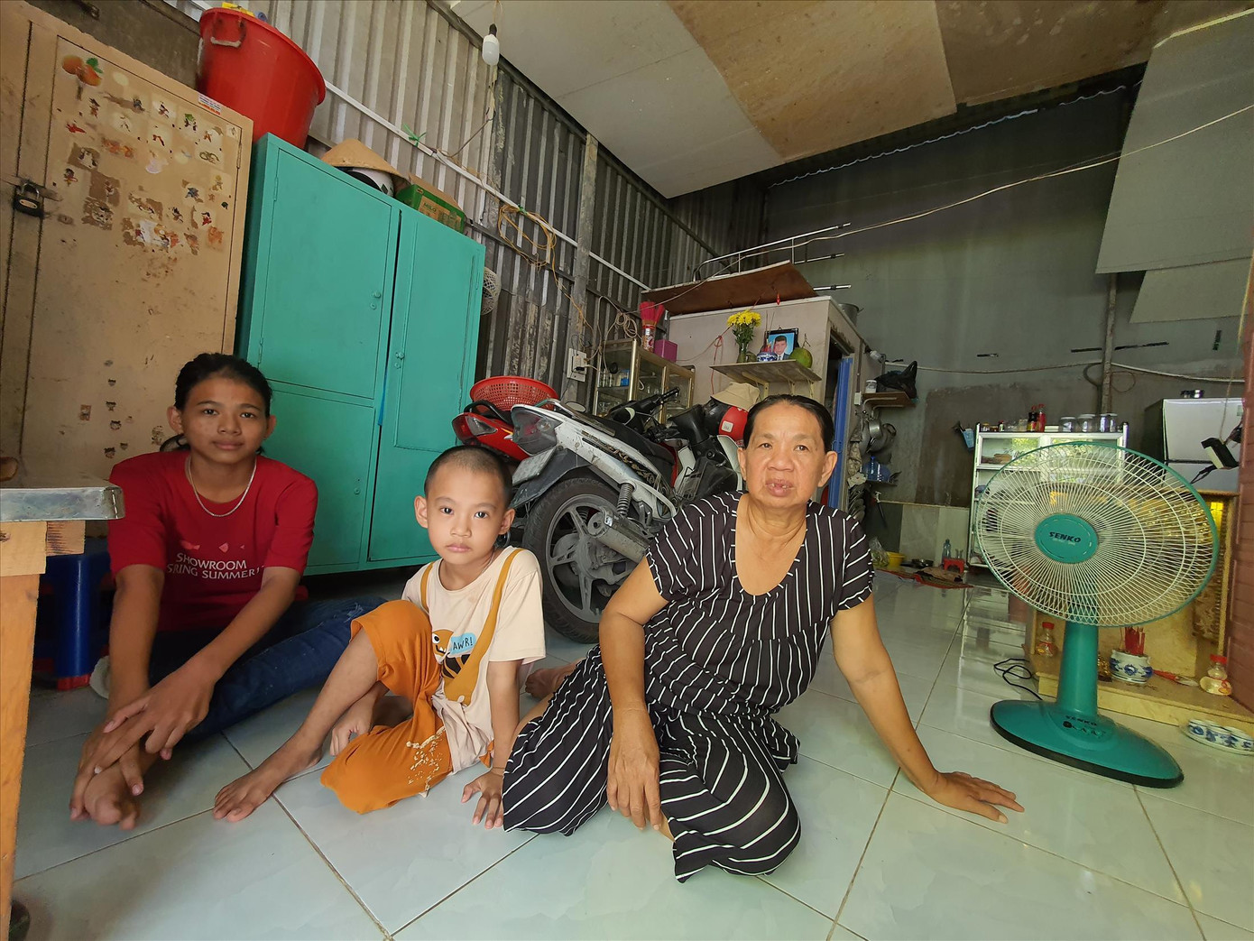 Ba bà cháu Nguyễn Thị Liên nương tựa nhau trong căn nhà trọ lụp xụp Ba bà cháu Nguyễn Thị Liên nương tựa nhau trong căn nhà trọ lụp xụp