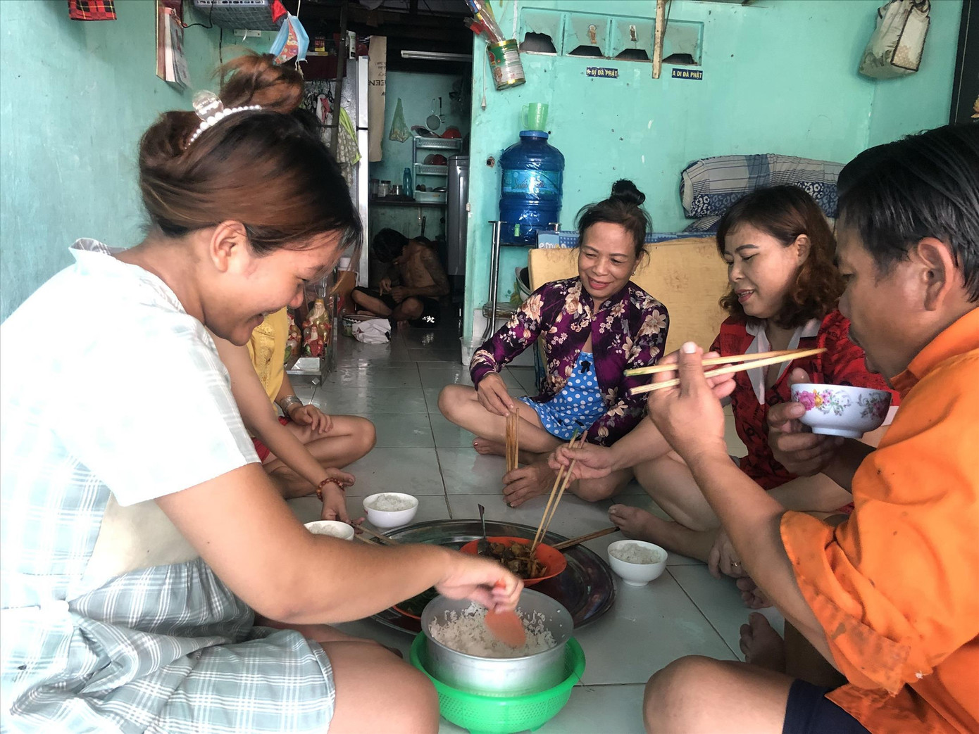 Bữa cơm tối của một gia đình công nhân ở trọ tại phường 16, quận 8, TPHCM chỉ vỏn vẹn có đĩa cá khô kho mặn. Ảnh: Uyên Phương