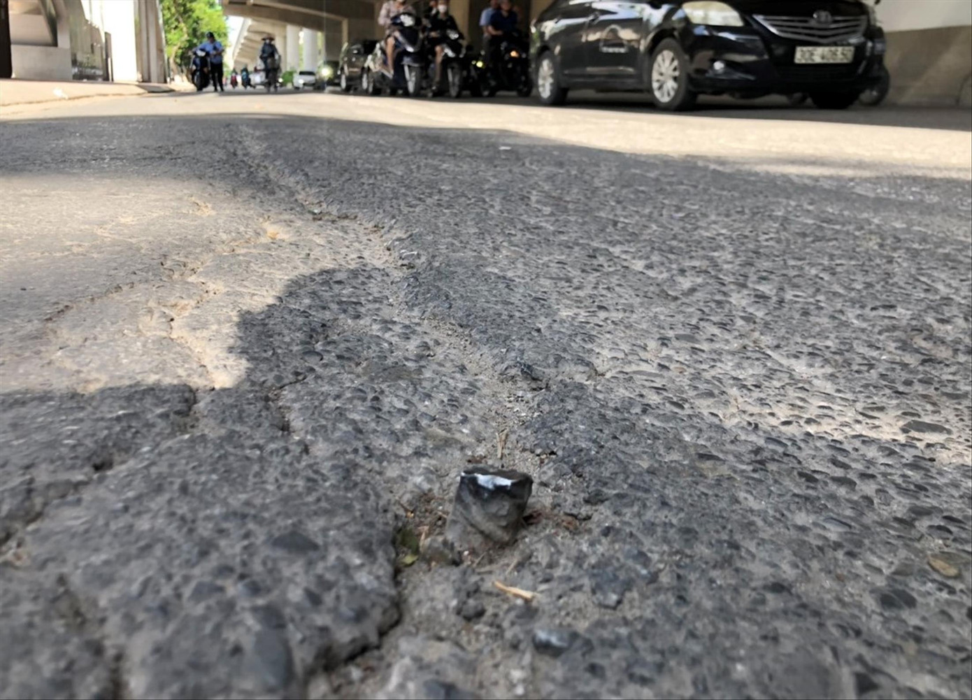 Đinh thi công nhô lên khỏi mặt đường tại nhà ga tàu trước ĐH Quốc gia