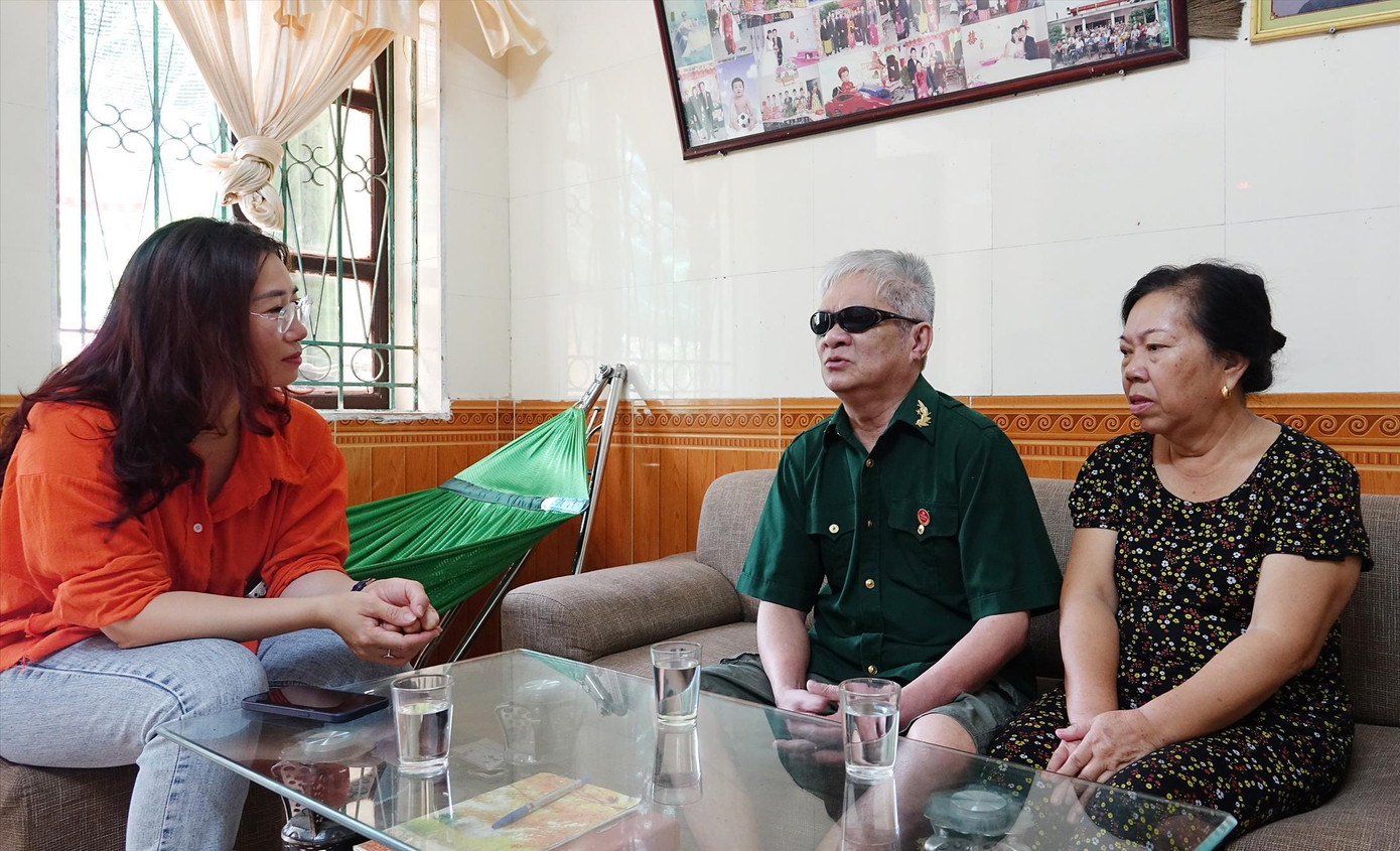 Vợ chồng ông Nghi trò chuyện với tác giả