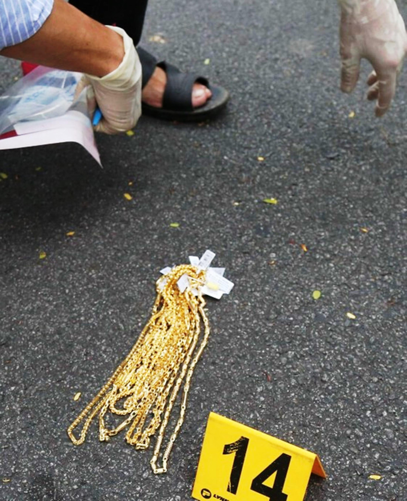 Vàng do Quốc cướp từ tiệm kim hoàn và ném xuống đường Trần Hưng Đạo, TP Huế