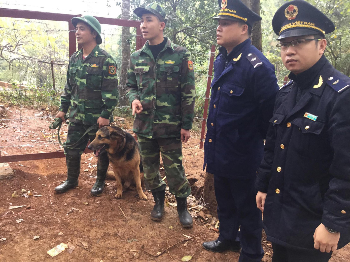 Lực lượng Hải Quan, Biên phòng chốt chặn ở biên giới. Ảnh: Duy Chiến Lực lượng Hải Quan, Biên phòng chốt chặn ở biên giới. Ảnh: Duy Chiến