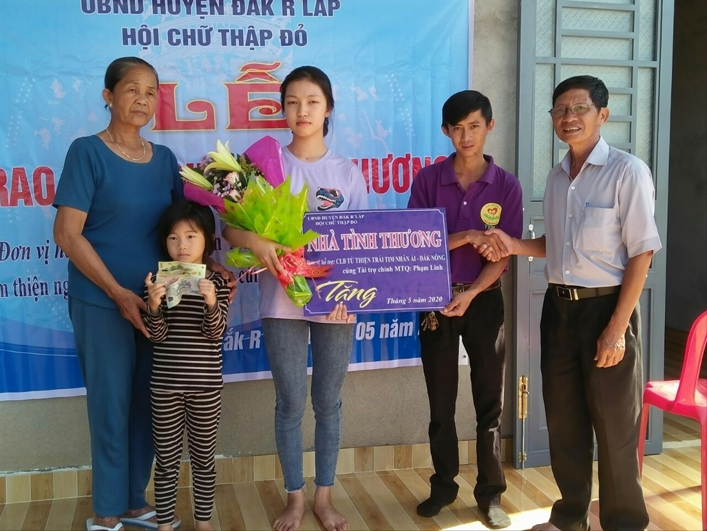 Anh Nguyễn Thế Minh (thứ 2 từ phải sang) trao nhà tình thương cho các hoàn cảnh khó khăn