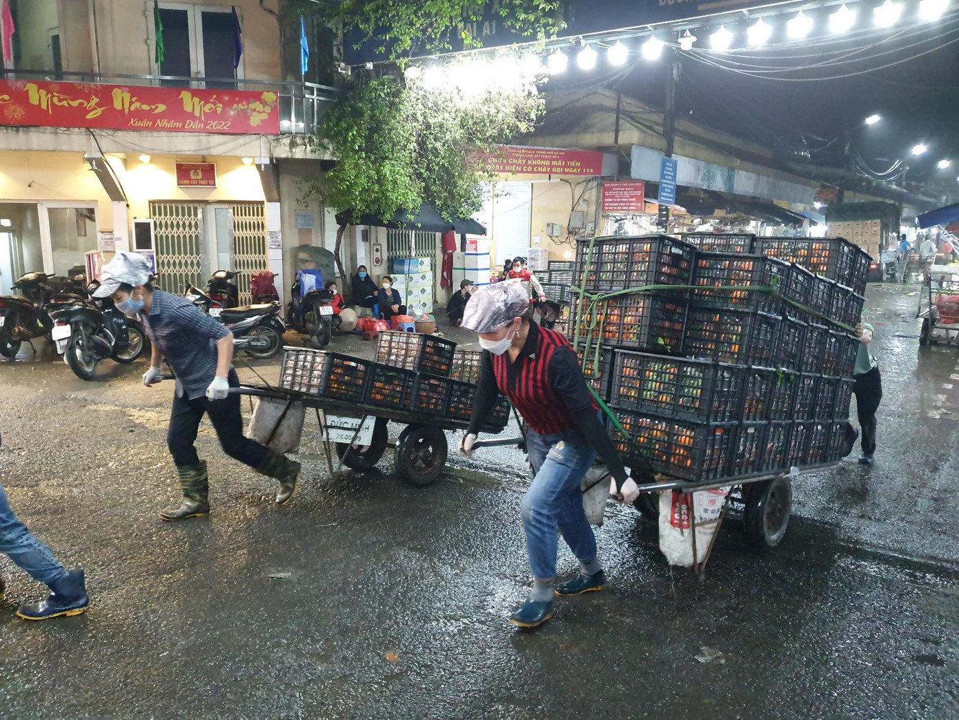 Cảnh những cửu vạn kéo xe đầy ắp hàng trong chợ Long Biên Cảnh những cửu vạn kéo xe đầy ắp hàng trong chợ Long Biên