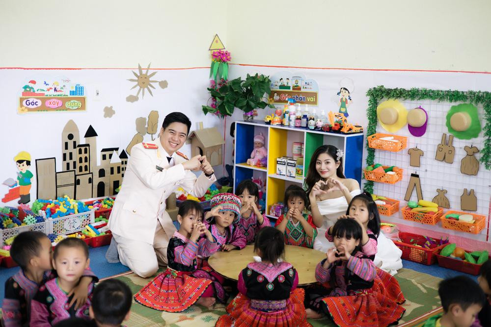 Trung úy Dương Hải Anh chụp ảnh cưới cùng các em nhỏ trong dự án “Nuôi em Mộc Châu”