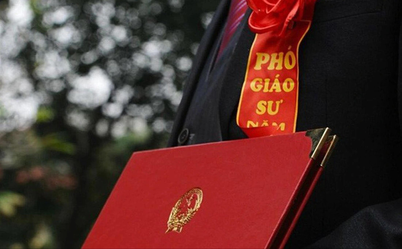 Có ý kiến cho rằng, chuẩn GS, PGS ở Việt Nam vốn không cao, không nên hạ chuẩn Có ý kiến cho rằng, chuẩn GS, PGS ở Việt Nam vốn không cao, không nên hạ chuẩn