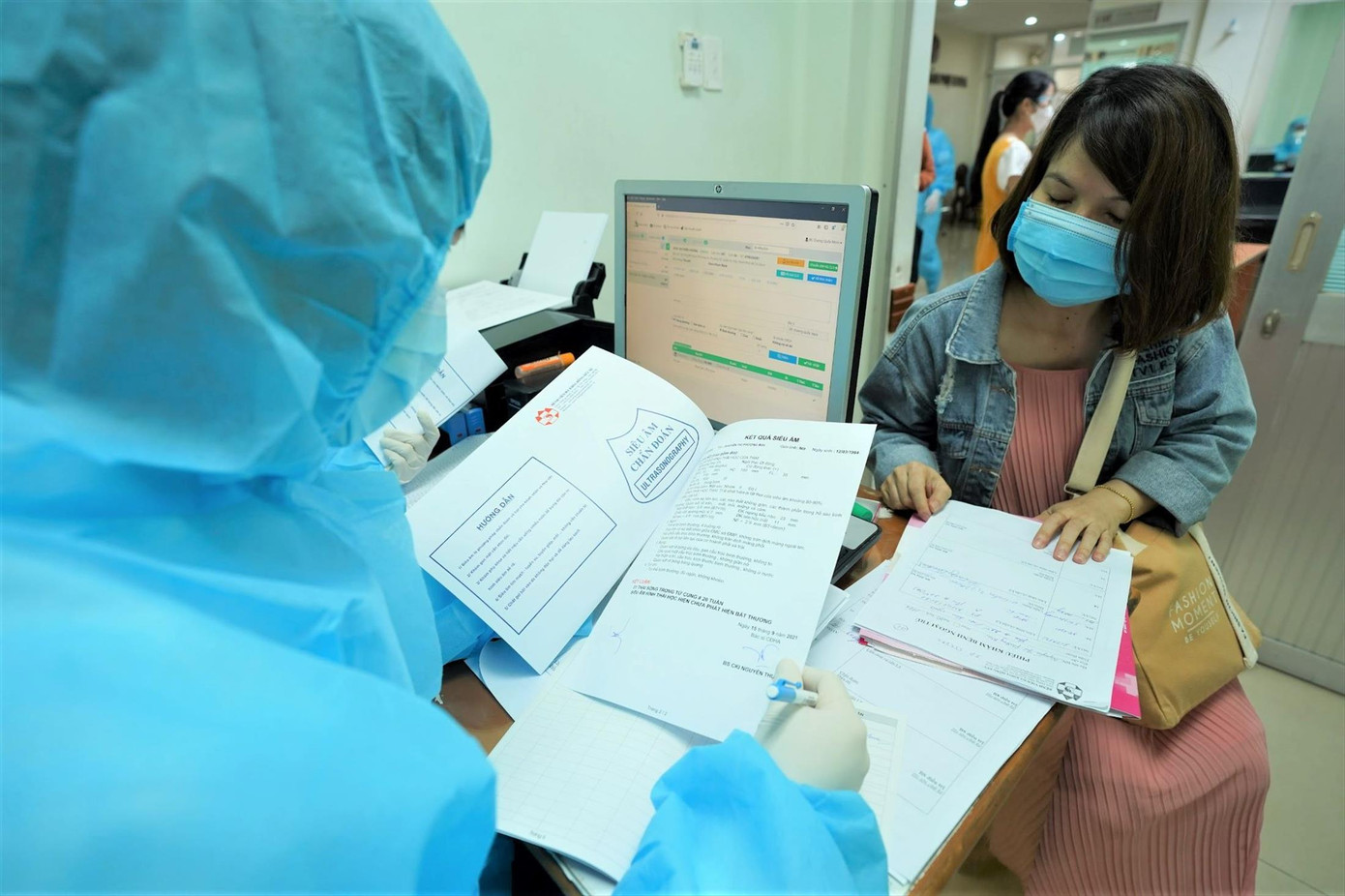 Người dân đi khám bệnh hậu COVID-19. Ảnh: Phạm Nguyễn Người dân đi khám bệnh hậu COVID-19. Ảnh: Phạm Nguyễn