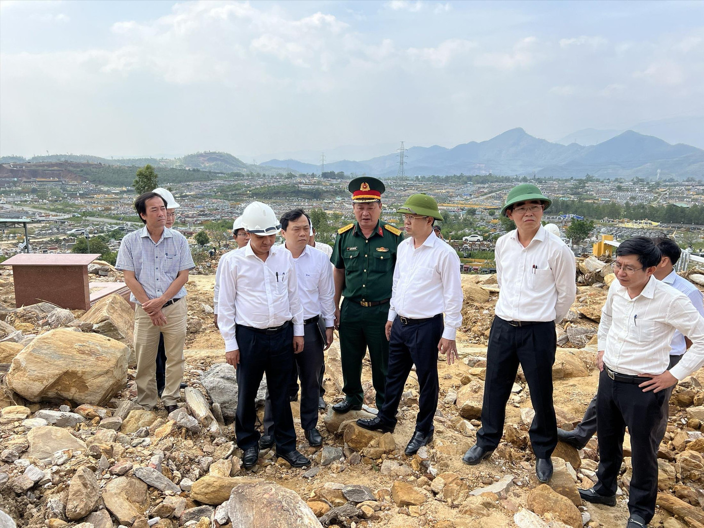 Ông Nguyễn Văn Quảng, Bí thư Thành ủy Đà Nẵng, và lãnh đạo thành phố kiểm tra sạt lở ở nghĩa trang Hòa Sơn. Ảnh: Nguyễn Thành Ông Nguyễn Văn Quảng, Bí thư Thành ủy Đà Nẵng, và lãnh đạo thành phố kiểm tra sạt lở ở nghĩa trang Hòa Sơn. Ảnh: Nguyễn Thành