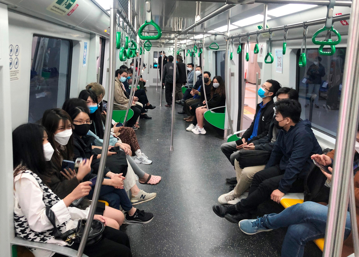 Lượng khách đi tàu điện ổn định từ 16 - 20 nghìn hành khách/ngày Lượng khách đi tàu điện ổn định từ 16 - 20 nghìn hành khách/ngày