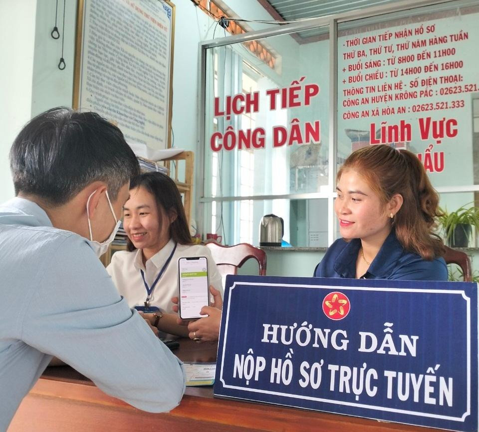Người dân được cán bộ hướng dẫn nộp hồ sơ trực tuyến Người dân được cán bộ hướng dẫn nộp hồ sơ trực tuyến