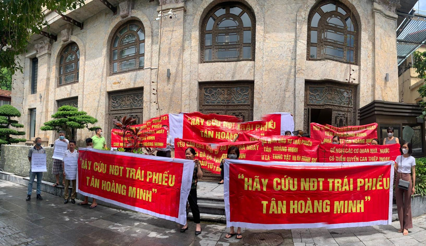 Nhà đầu tư TPDN Tân Hoàng Minh căng băng rôn mong sớm nhận lại tiền đầu tư