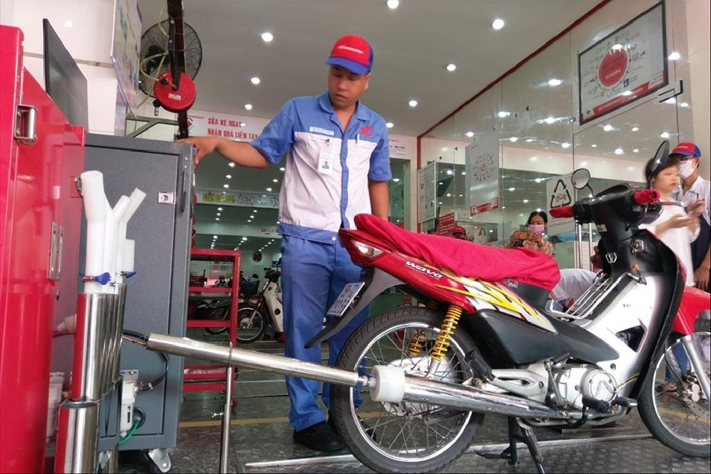 Kiểm tra khí thải xe máy tại cửa hàng bảo dưỡng